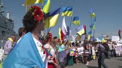 CLEAN : Demos in favour and against the Mistrals delivery in St Nazaire News Clip