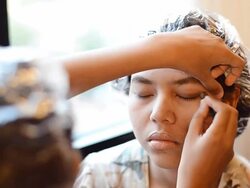 apply an eye shadow Stock Footage