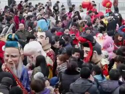 MS PAN Spectators and folk artist by end of performance in Tang Paradise during chinese spring festival  AUDIO  / xi'an, shaanxi, china Stock Footage