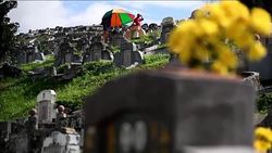 CLEAN : Families visit loved ones graves during Qingming in Malaysia News Clip