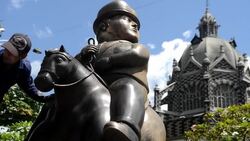 CLEAN : Workers restore Colombian artist Fernando News Clip