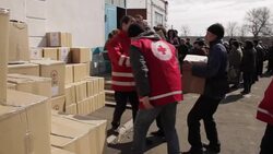 CLEAN : Ukraine: ICRC distributing aid in buffer zone News Clip