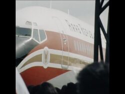 SYND 5 11 76 JEHAN SADAT ARRIVES IN MANILA News Clip