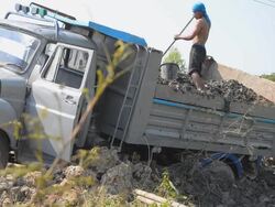 man dig soil Stock Footage