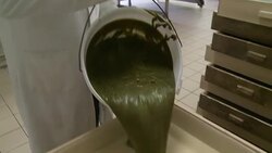 VOICED : El famoso jabon de Alepo refugiado sirio en suburbios parisinos News Clip