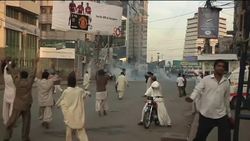 PPP supporters clash with police during protest News Clip
