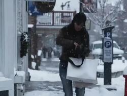woman being purse snatched Stock Footage