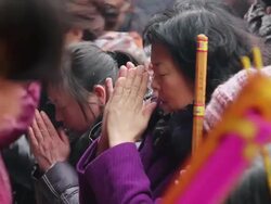 MS Pilgrims praying for good luck during Chinese Lunar New Year at Taoist temple / xi'an, shaanxi, china Stock Footage