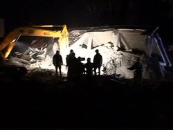 CLEAN: Italy hunts for quake survivors News Clip