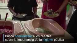 CLEAN : Un restaurante en Indonesia sirve comida en letrinas para educar News Clip