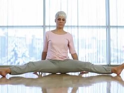 Young woman doing the splits. Stock Footage