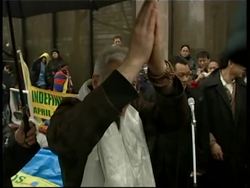 Actor Richard Gere greets Chinese hunger strikers News Clip