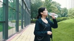 Sporty young woman drinking water Stock Footage