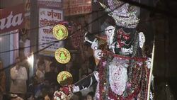 A giant king float slowly moves through a huge crowd during India's Diwali celebration. Stock Footage