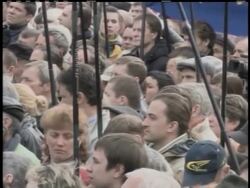 Several thousand Ukrainians rallied in front of parliament on Saturday to protest a deal allowing Russia to keep its navy in Ukraine for another 25 years. News Clip