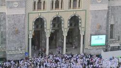 CLEAN : Muslim pilgrims continue praying at Meccas Grand Mosque News Clip