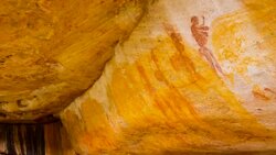 Human figures in Salmanslaagte Bushman Rock Art Trail Stock Footage