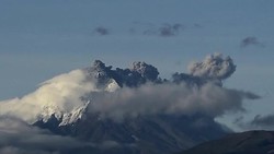 CLEAN : Ecuadors Cotopaxi volcano still spewing ash News Clip
