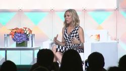 Sheryl Crow and Sarah Michelle Gellar empower women at blogging event News Clip