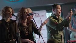 Backup singers sway and snap fingers with rock band in Austin bar Stock Footage