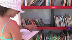 CLEAN : Israelis take books to the beach News Clip