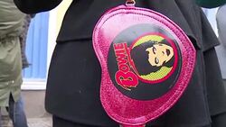 CLEAN : Berliners mourn David Bowie in front of his former house News Clip