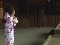 MS ZI Young lady in  kimono throwing coin and praying in Meiji Shrine / Tokyo, Kanto, Japan Stock Footage