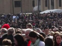 B-ROLL - Pope Francis Delivers First 'Urbi Et Orbi' Blessing During Easter Mass In St. Peter's Square at St. Peter's Square on March 31, 2013 in Vatican City, Vatican. (Footage by Giulio Origlia/Getty Images) Stock Footage
