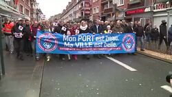 CLEAN : France migrants: Calais residents march to support their city News Clip