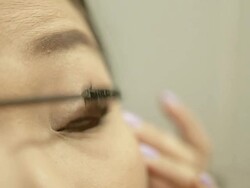 woman applying mascara Stock Footage
