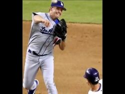 A five-time All-Star and 2000 NL MVP, second baseman Jeff Kent announced his retirement Thursday.  The AP's John Mone reports on how a sports figure who rarely shed tears, got emotional. (Jan. 22) News Clip