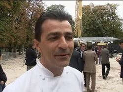 'Dinner in the sky' charity event suspended 50m over Tuileries gardens News Clip