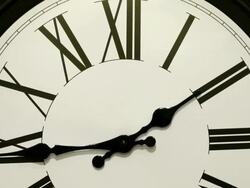 Timelapse of a clock going backwards and slowing then forwards at 12 o'clock. Going back in time and the forwards. Stock Footage