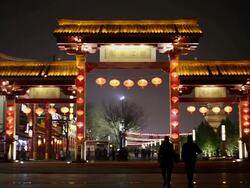 MS Lanterns decorations and people roaming during chinese spring festival / xi'an, shaanxi, china Stock Footage