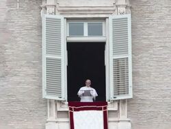 SPEECH - Pope Francis Gives His First Angelus Blessing To The Faithful at St. Peter's Square on March 17, 2013 in Vatican City, Vatican. (Footage by Giulio Origlia/Getty Images) Stock Footage