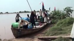 CLEAN : Pakistani authorities blast dyke to divert floodwaters from city News Clip