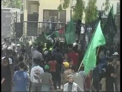 Thousands demonstrate against continued closure of border News Clip