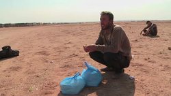 VOICED : Refugiados sirios dan comida para Kobane News Clip
