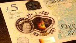 Graham Short engraving five pound note News Clip