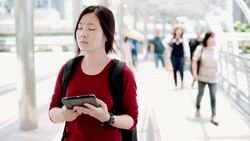Woman use tablet to search location Stock Footage