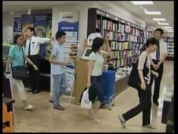 Japanese fans get their hands on latest book News Clip