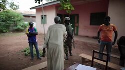 CLEAN : In the CAR Bangui residents give up weapons News Clip