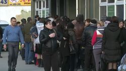CLEAN : Crimea crowds queue for cash amid money pa News Clip