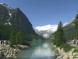 WS People enjoying at Louise Lake in Banff Nationalpark / Lake Louise, Alberta, Canada Stock Footage