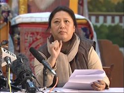 Tibetan exiles agree to follow 'middle way' News Clip