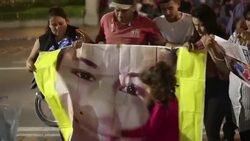 Artistas Argentinos pintan murales para ayudar en la busqueda de jovenes desaparecidos Instructional Video