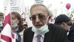 Thousands of doctors and nurses march for better financing of the health care system News Clip