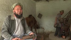 VOICED : Cuando los camellos exprimen el aceite de sesamo en Afganistan News Clip