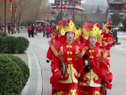 MS PAN Few people dressed in traditional costumes and walking in Tang Paradise during chinese spring festival / xi'an, shaanxi, china Stock Footage