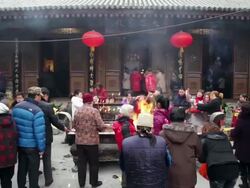 MS Pilgrims burning joss sticks to praying for good luck during Chinese Lunar New Year at Buddhist temple / xi'an, shaanxi, china Stock Footage